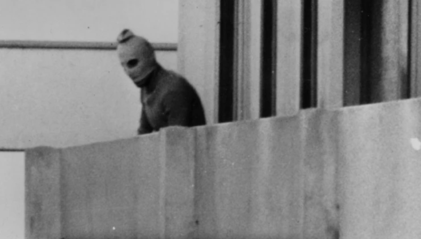 теракт в олимпийской деревне в мюнхене 1972. теракт 1972 года на олимпийских играх в мюнхене. мюнхен 1972 год. теракт в мюнхене 1972 на олимпиаде. теракт в олимпийской деревне в мюнхене 1972.