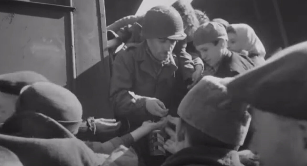 US-soldiers-liberating-Jews